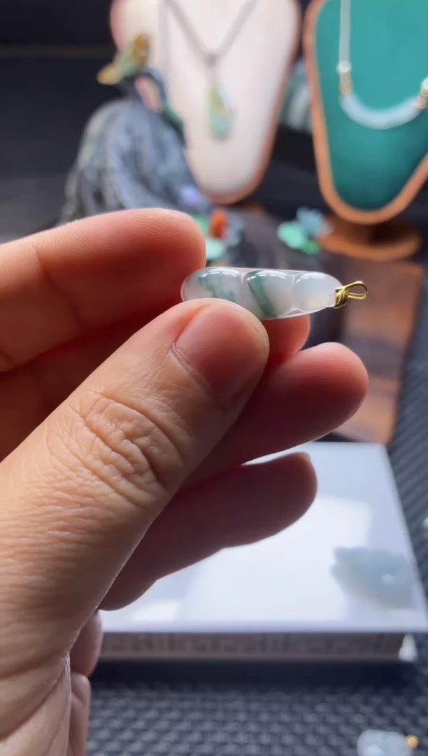 颈饰18K金镶嵌翡翠豆子