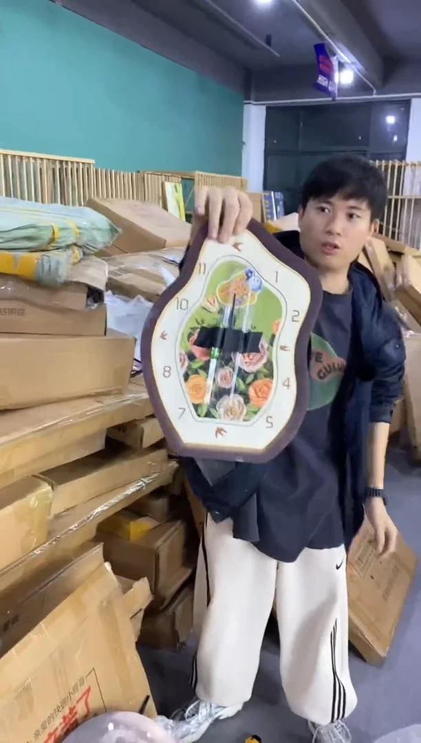 竖款小摆台钟表一个