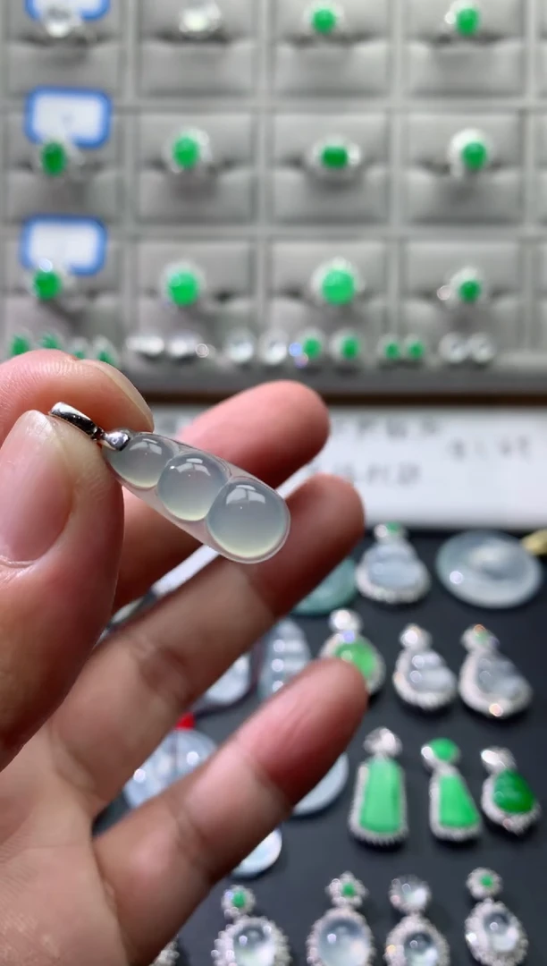 颈饰18K金镶嵌翡翠18K翡翠