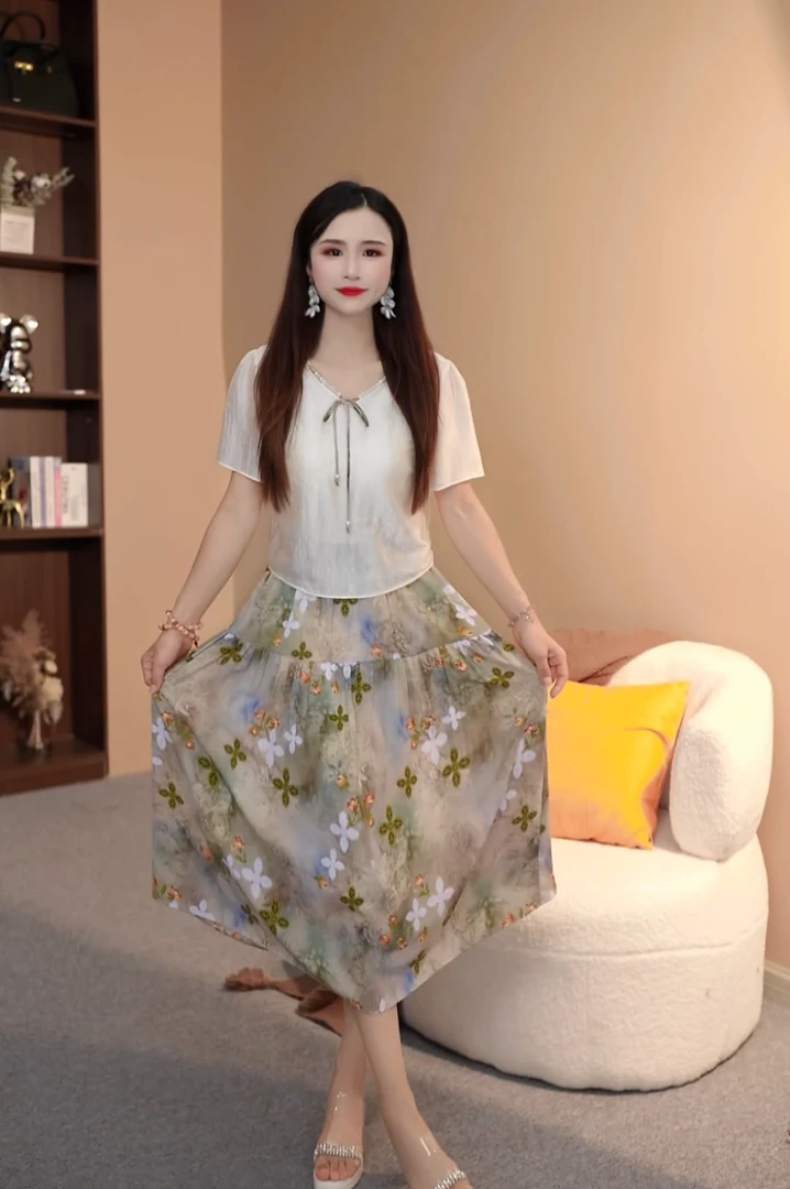 新款连衣裙拼接假两件设计感裙V领显瘦遮肉气质减龄裙子中长款裙