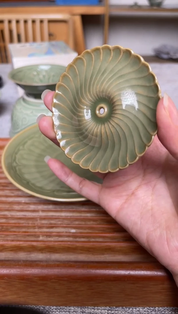 瓷器耀州窑橄榄绿香插 微瑕