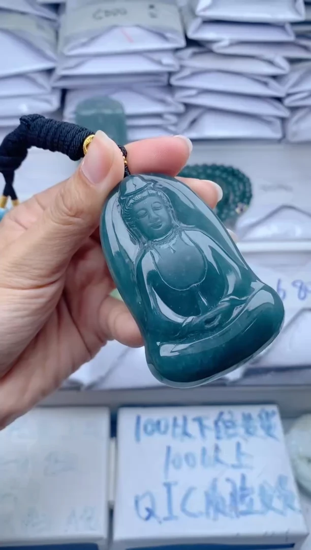 颈饰未镶嵌翡翠
