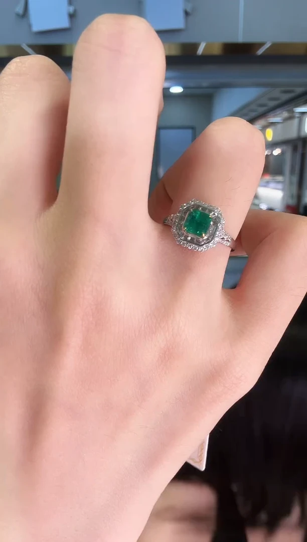 18K金镶嵌戒指祖母绿0.80ct