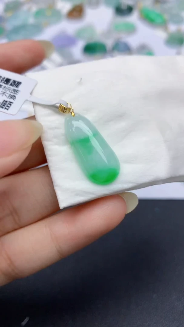 颈饰18K金镶嵌翡翠天然缅甸a货翡翠百元以上9元证书费自理