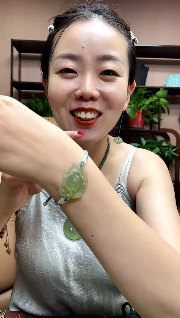 岫玉未镶嵌颈饰多样性发货发其中之一