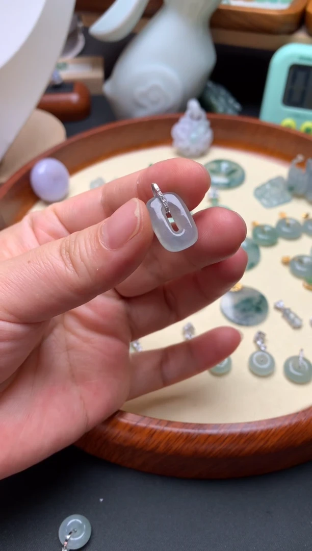 翡翠18K金镶嵌颈饰欢*翡翠镶嵌方扣