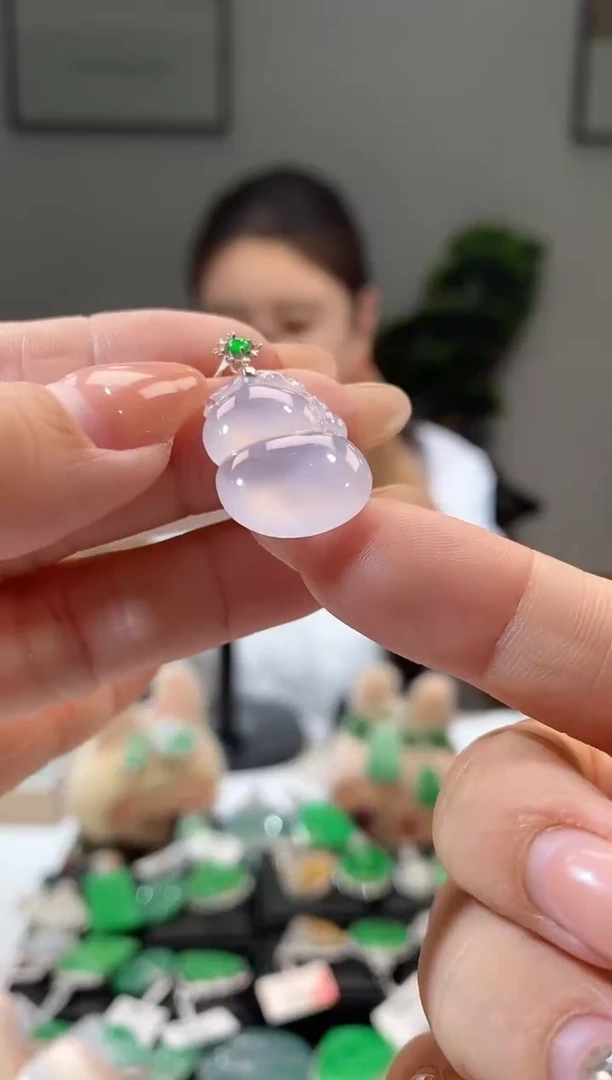 18K金镶嵌翡翠耳饰葫芦