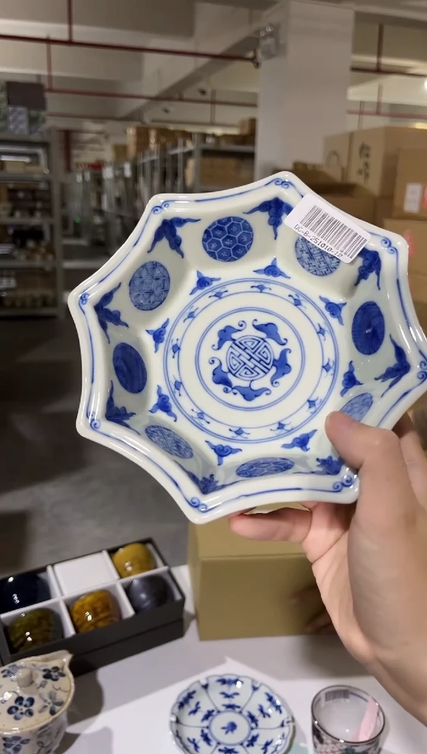 瓷片微瑕不退换-古染丸紋八角中鉢-外侧壁做工凸点-摸起来光滑的