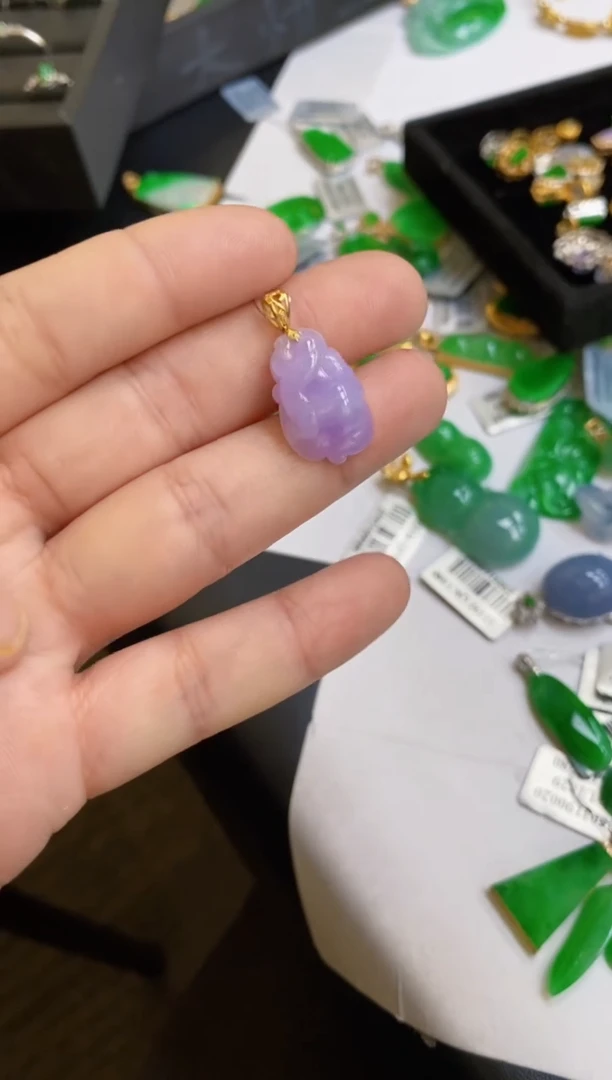 翡翠18K金镶嵌颈饰吊坠