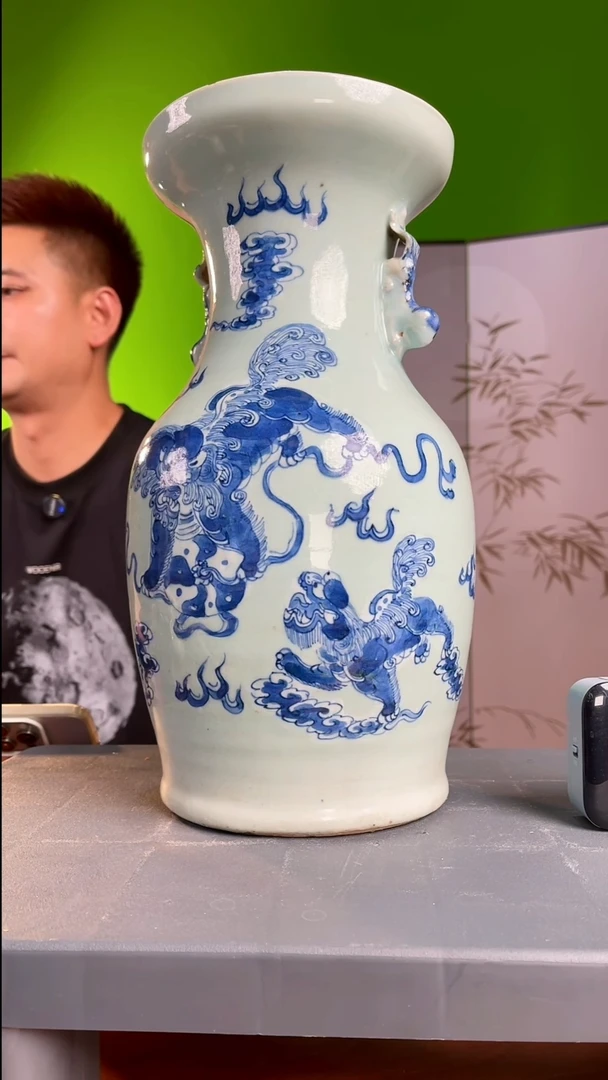 当代涂*青花狮子大花瓶
