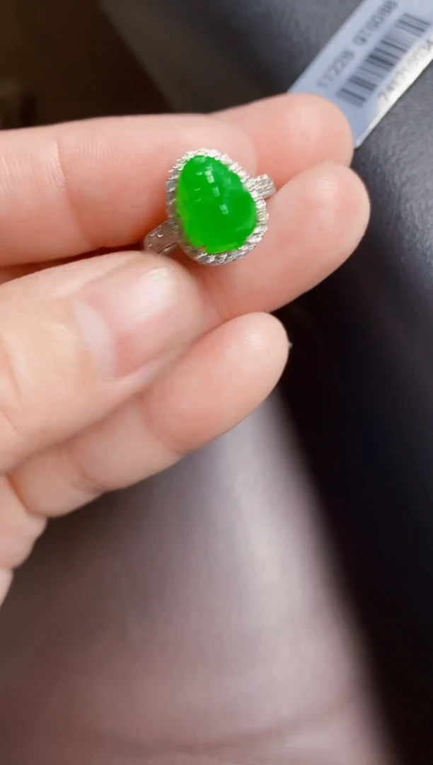 颈饰18K金镶嵌翡翠戒指