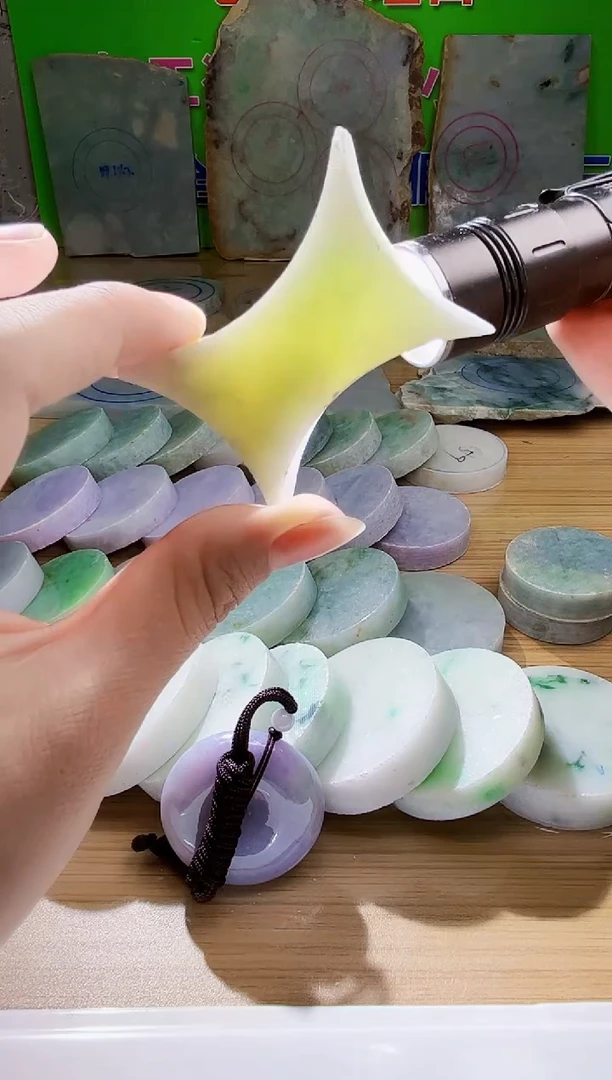 翡翠未镶嵌颈饰天然翡翠A货256