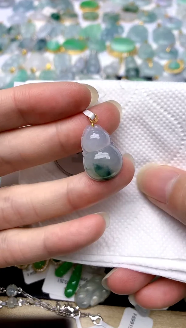 颈饰18K金镶嵌翡翠天然A货翡翠
