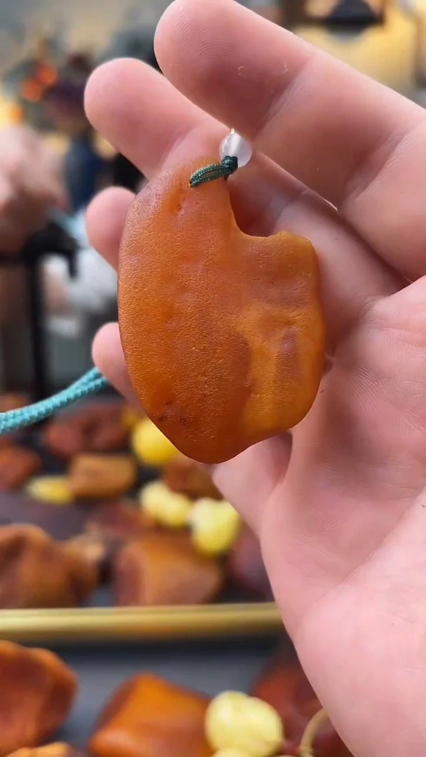 未镶嵌颈饰琥珀吊坠