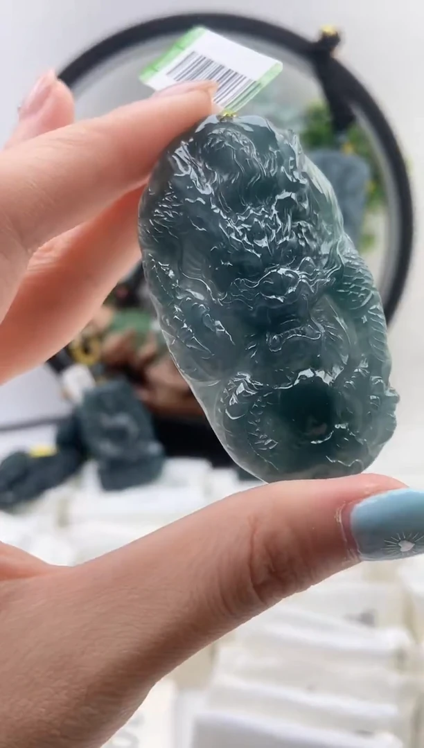 颈饰未镶嵌翡翠龙牌