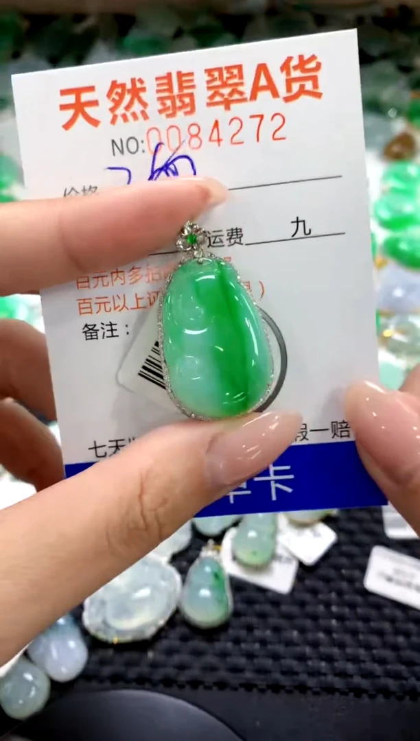 翡翠18K金镶嵌颈饰1111111111111111