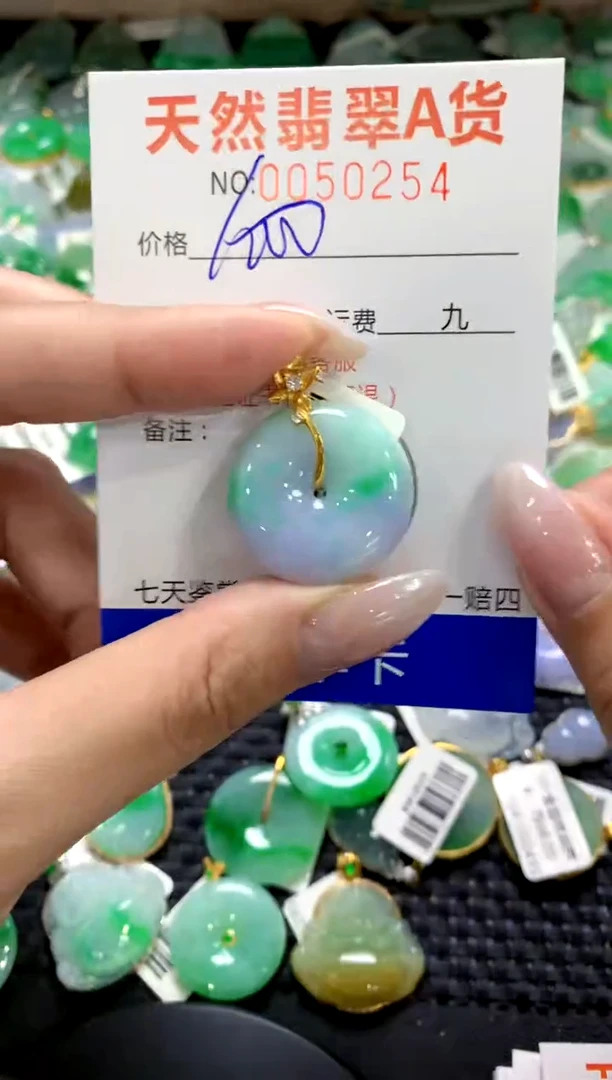 翡翠18K金镶嵌颈饰1111111111111111