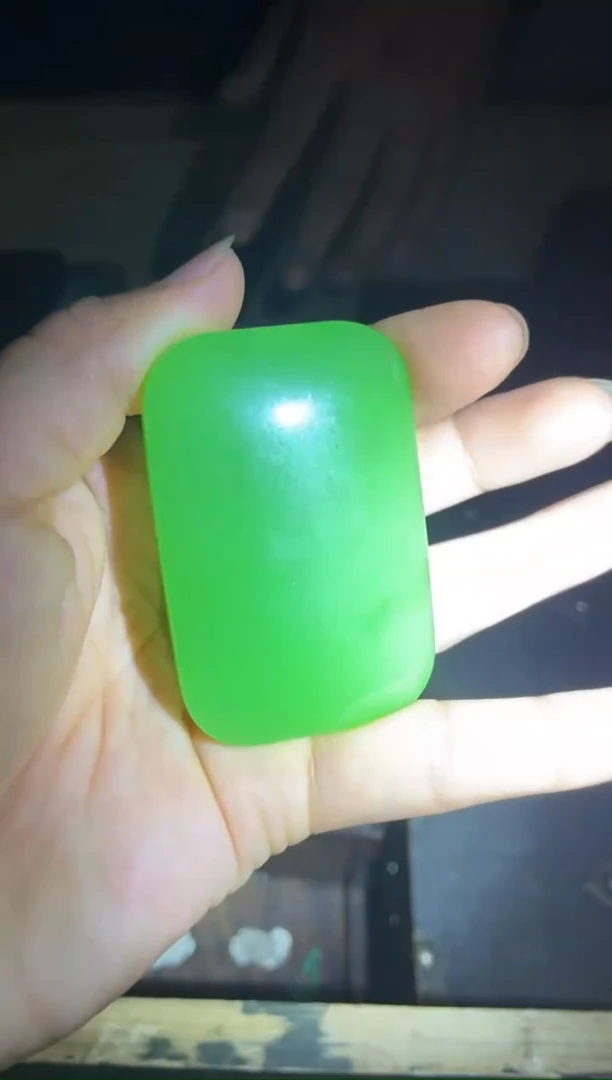 和田玉未镶嵌颈饰苹果绿面包牌1件