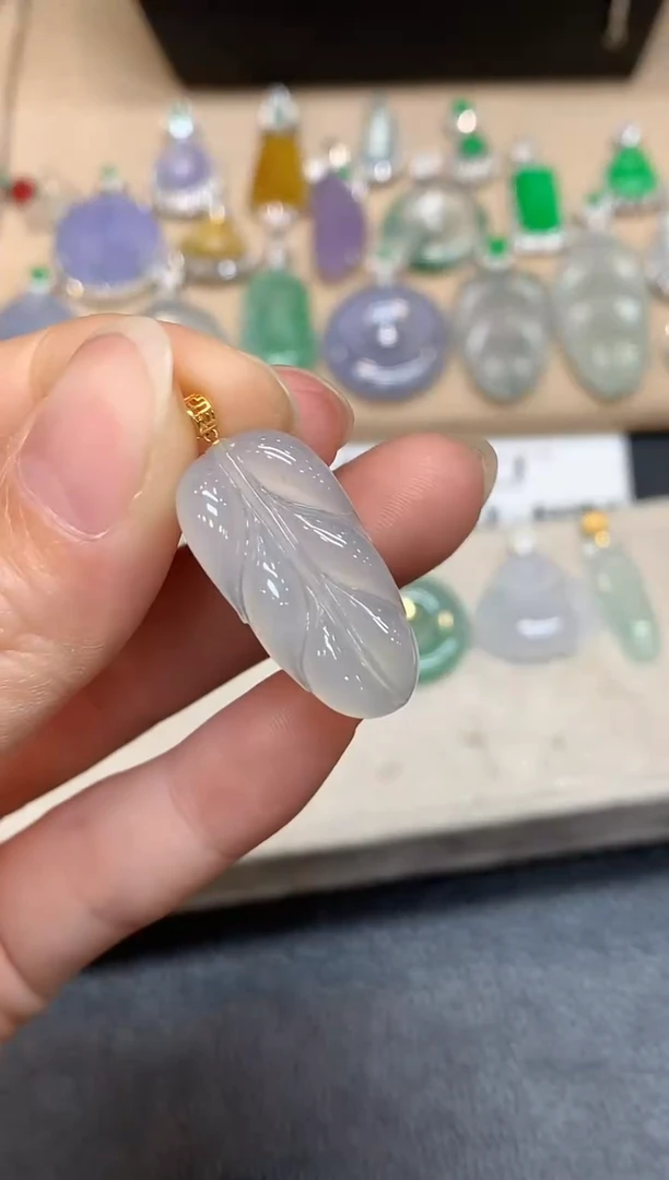 颈饰18K金镶嵌翡翠树叶【无服务费