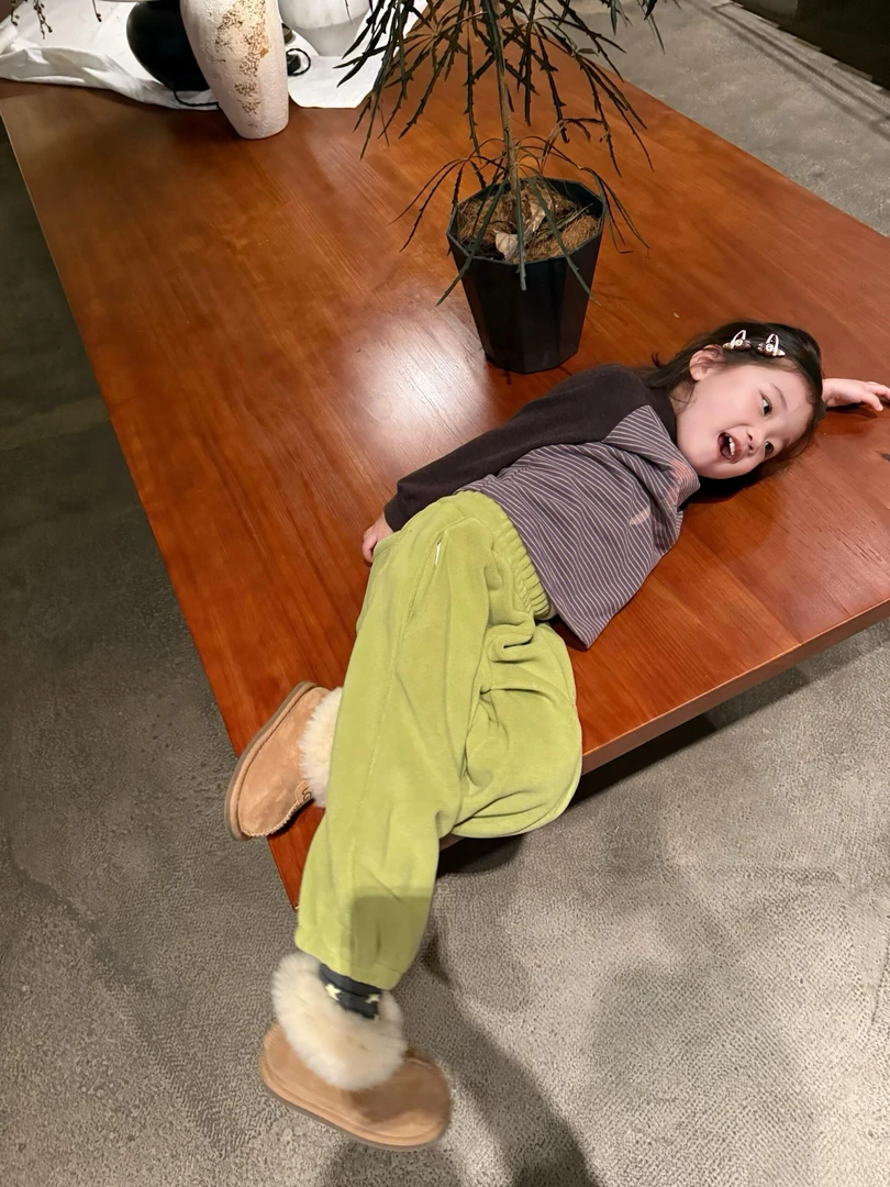 小思家2025年冬季新款女童韩版百搭拼色长袖绿色一体绒休闲裤套装