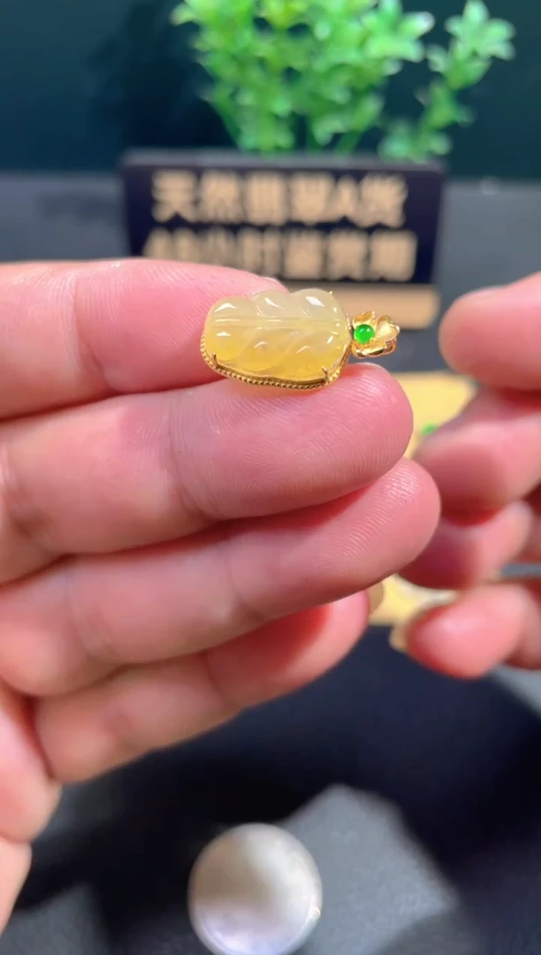 颈饰18K金镶嵌翡翠翡翠