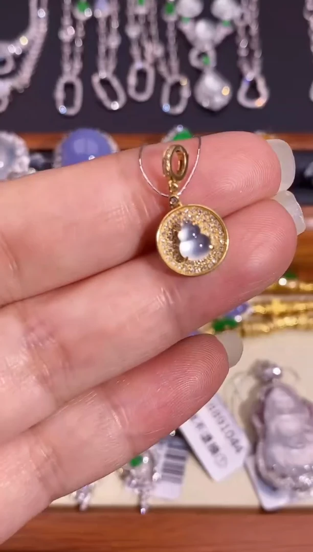 翡翠18K金镶嵌颈饰吊坠