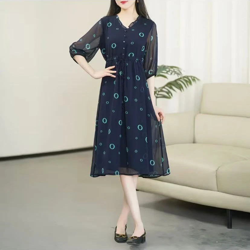涟画（仲夏之夜）夏季蚕丝V领2025年扎染时尚显瘦高腰连衣裙