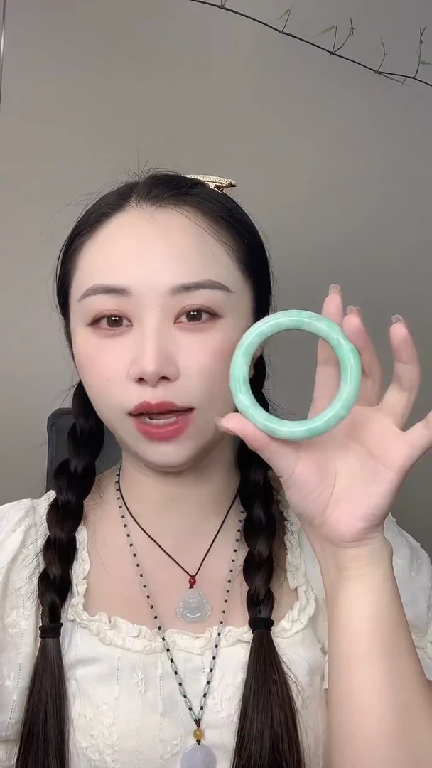 未镶嵌手镯翡翠随**的翡翠手镯1