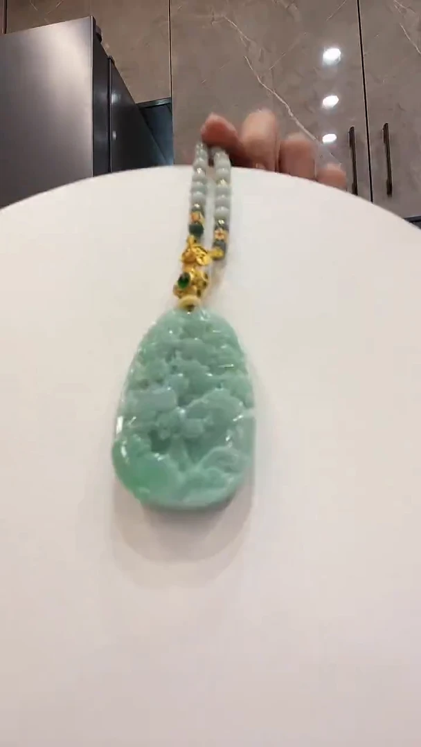 翡翠未镶嵌颈饰山水