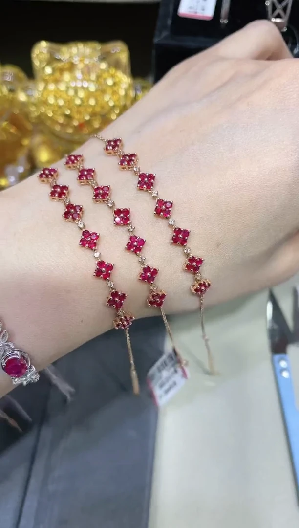 18K金镶嵌天然红宝石手链四叶草款 多样性发其一