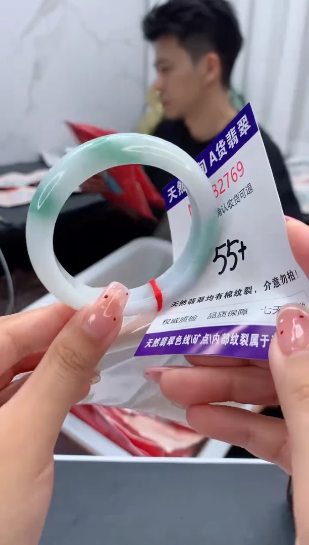 未镶嵌手镯翡翠有纹，完美者勿拍