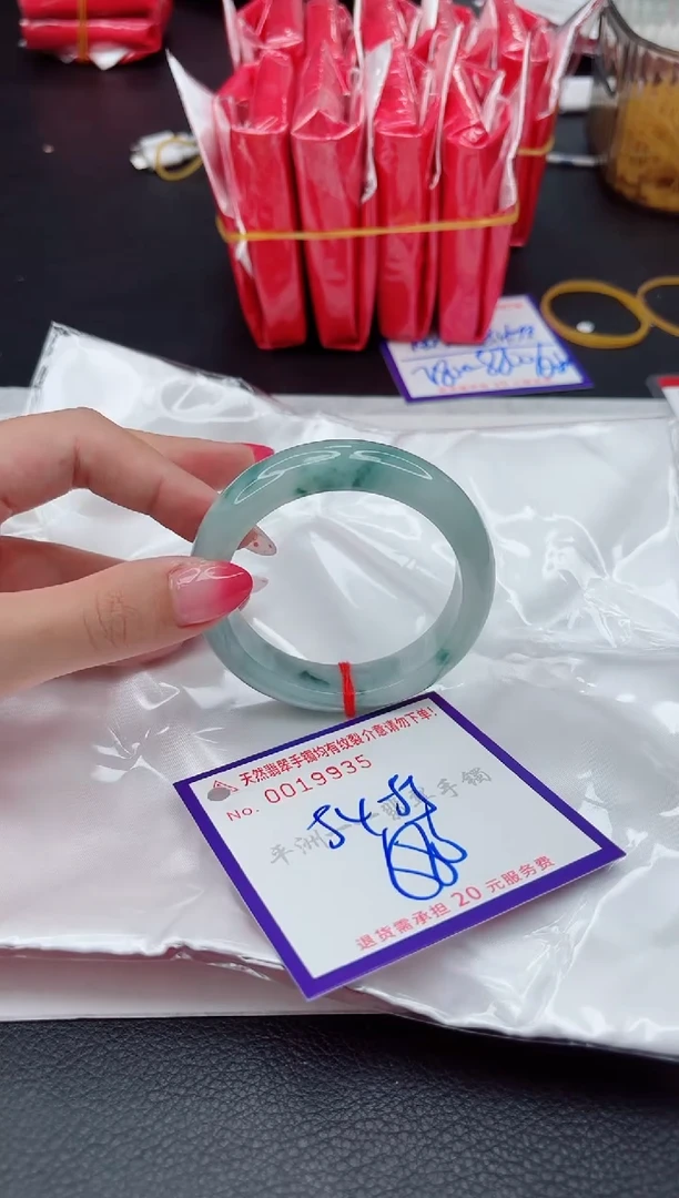 翡翠手镯未镶嵌1