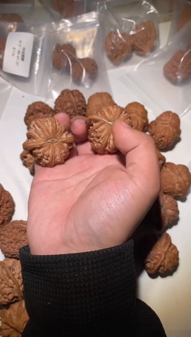 把件文玩核桃俗*?文玩核桃球白