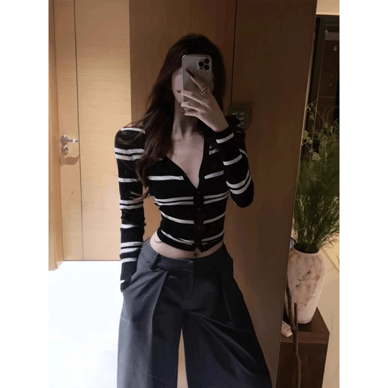 上衣女酷飒风女装高级感露背蕾丝纯欲辣妹风条纹V领长袖针织开衫