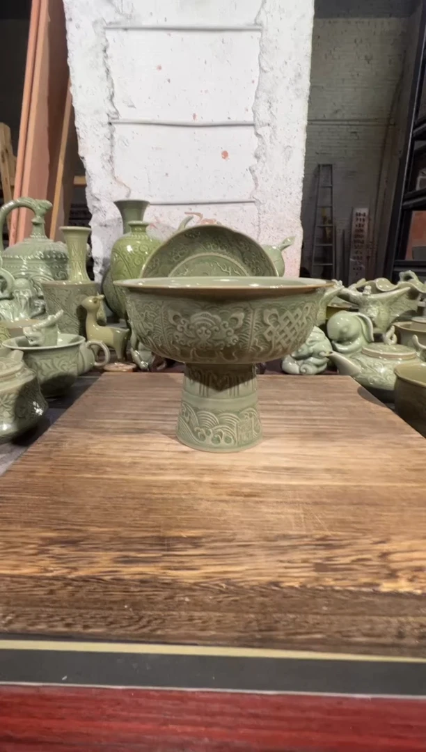 微瑕耀州窑八宝高足碗