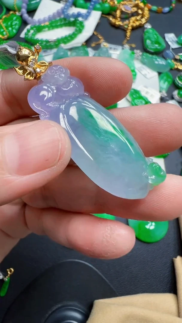 颈饰18K金镶嵌翡翠桃