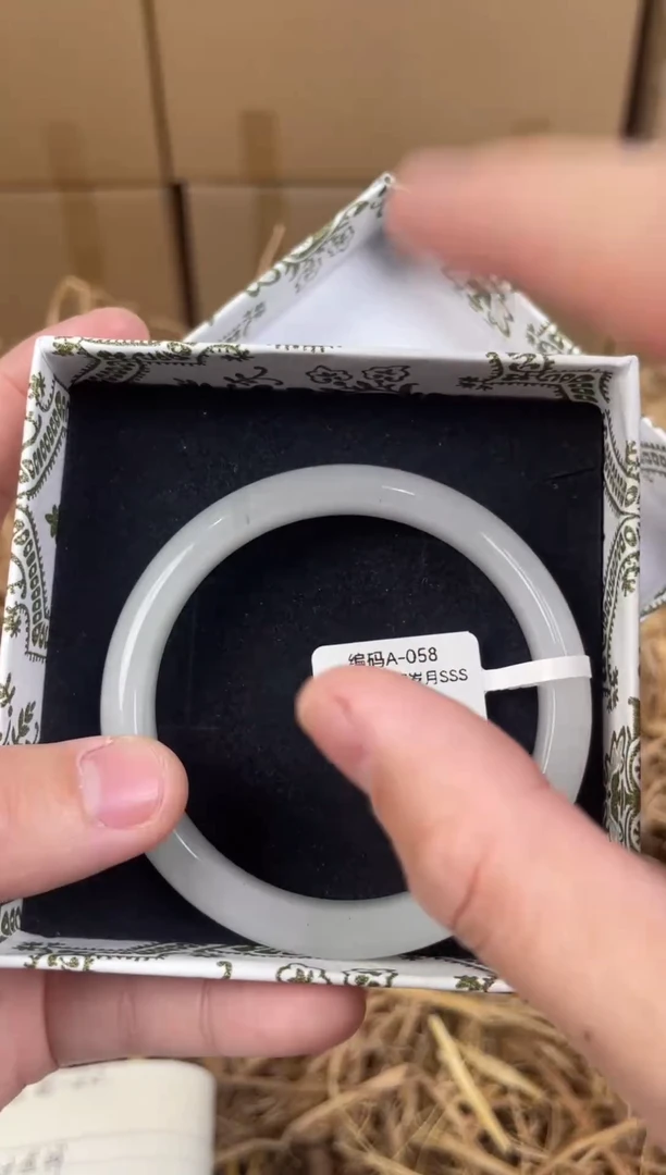 未镶嵌手镯石英质玉A058