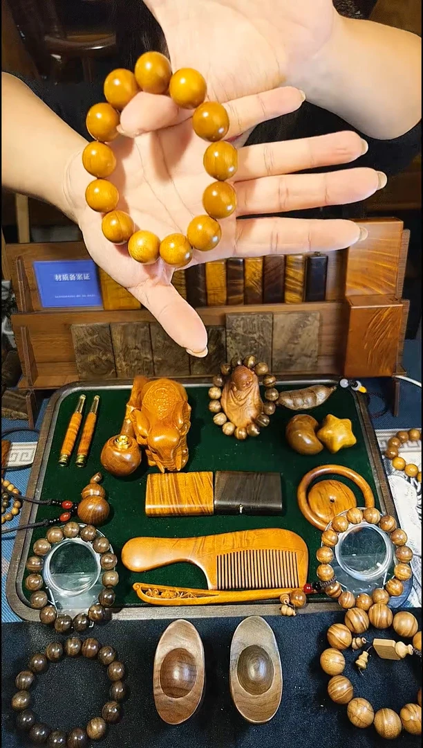 金丝楠《燊若坊》：金丝楠木小叶桢楠1.8福利手串黄1