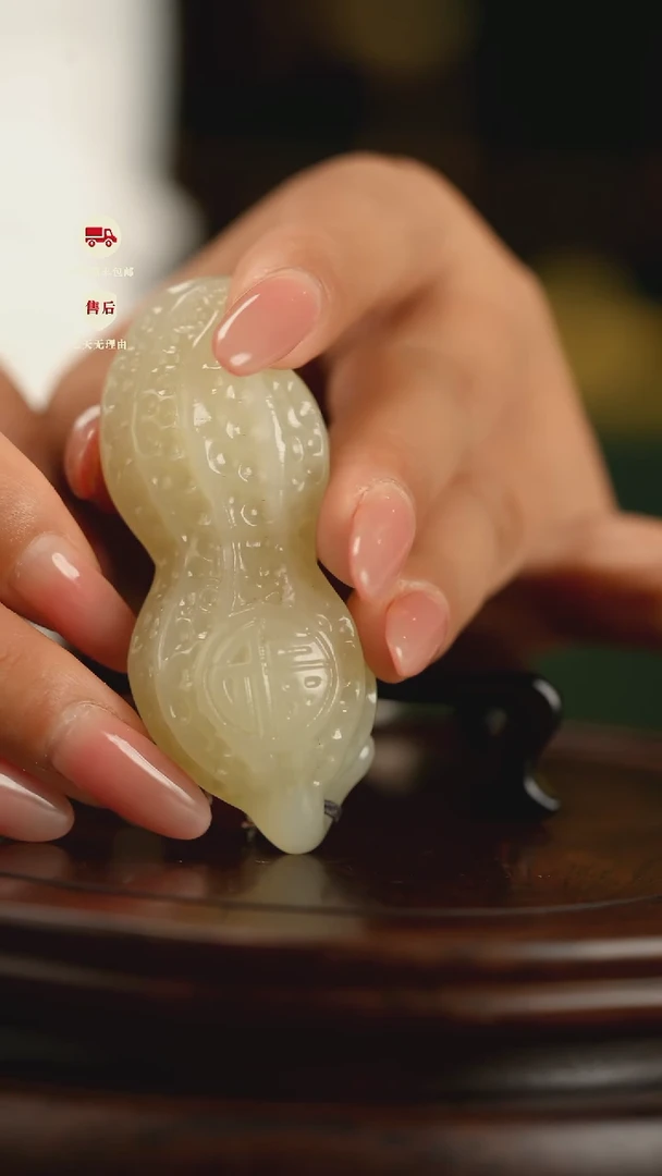 云南石竹叶青雕刻：握福花生手把件