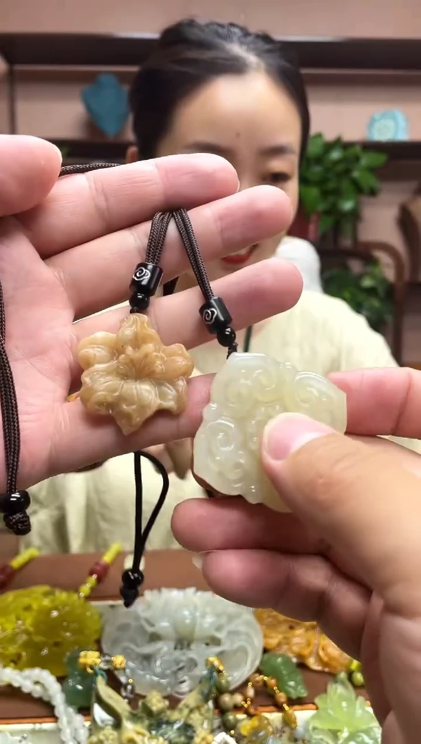 岫玉未镶嵌颈饰·