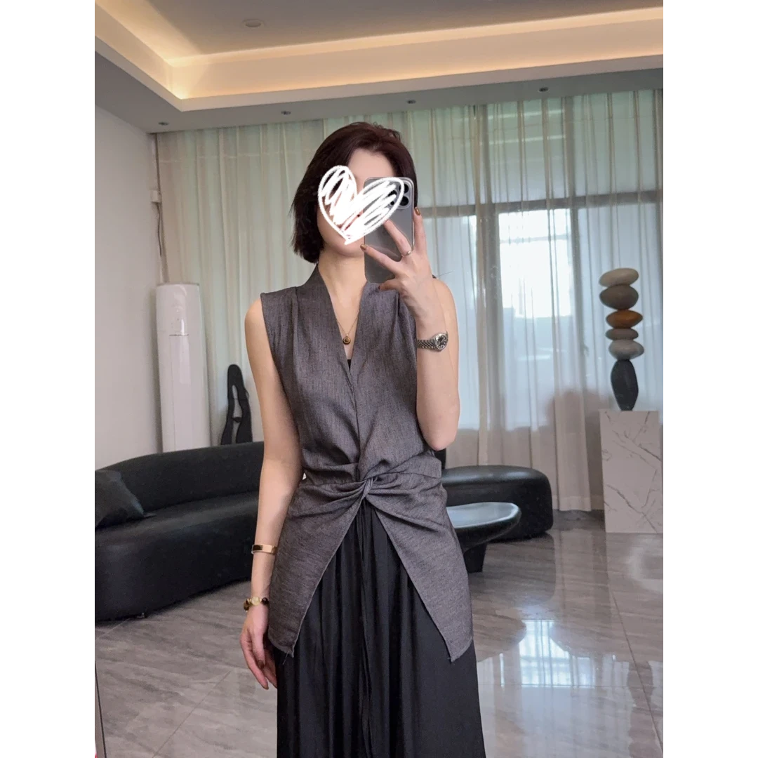 V领扭结无袖独特气质设计师款法式设计感气质纯色马夹背心女1175