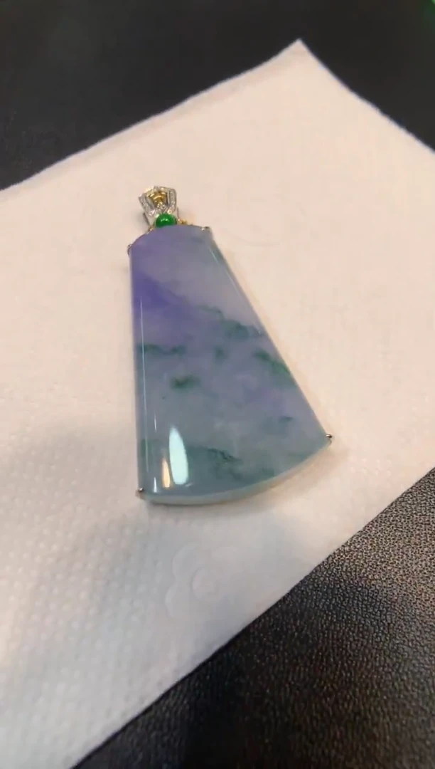 颈饰18K金镶嵌翡翠无事牌