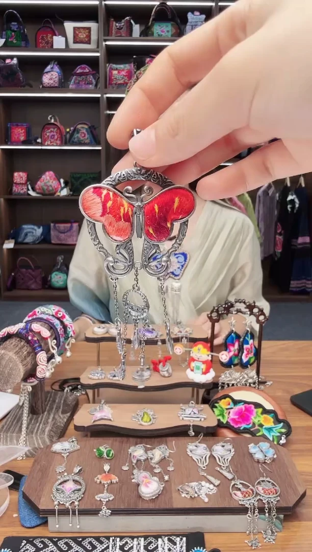 织绣127蒙阿苏苗绣传承店