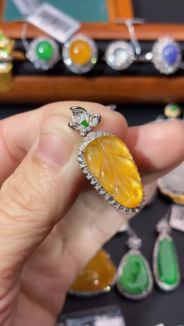 【闪购商品】翡翠吊坠(不含链)18K金镶嵌吊坠