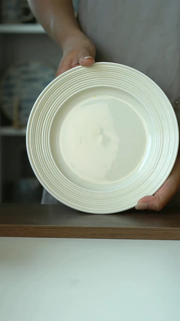 微瑕出爱尔兰belleek甜白釉草帽盘20cm@4-2@