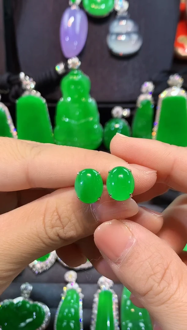 18K金镶嵌翡翠耳饰耳钉