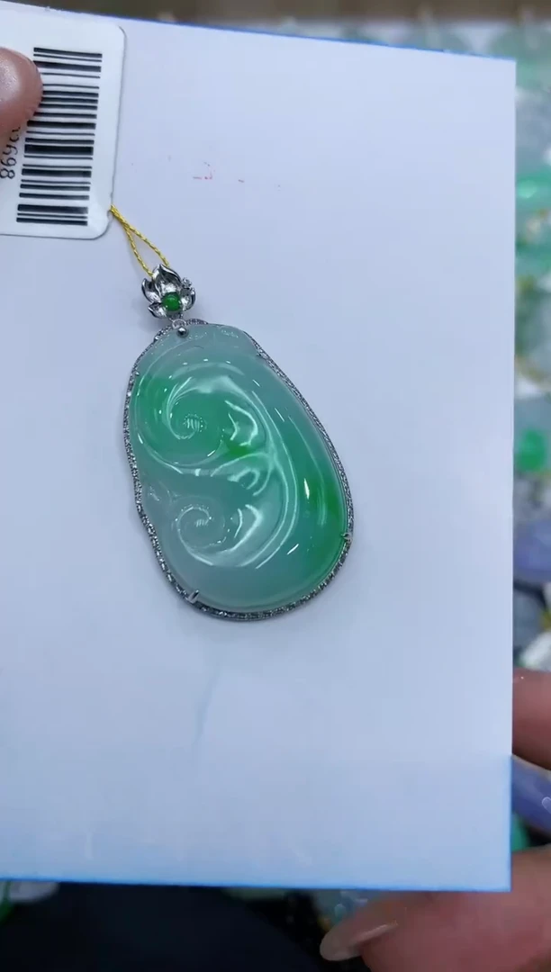 翡翠18K金镶嵌颈饰111111111111