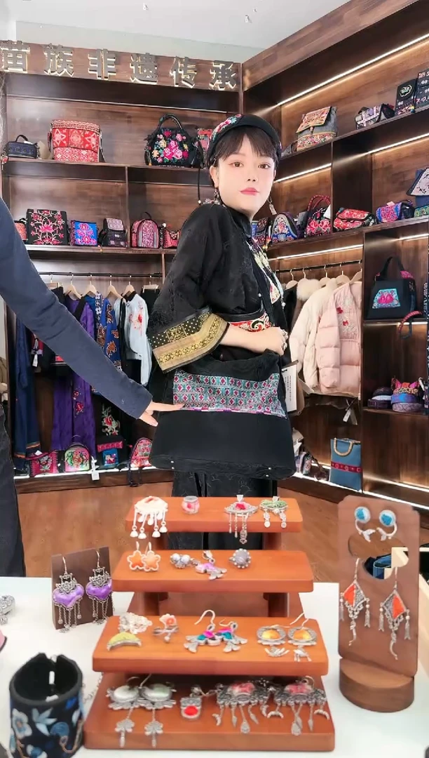 【闪购商品】织绣L34蚩梦苗族古绣