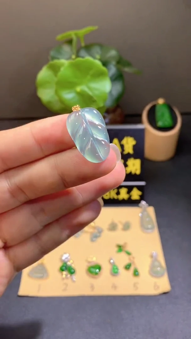 颈饰18K金镶嵌翡翠翡翠A货