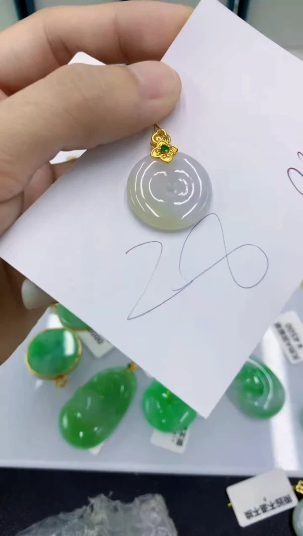 翡翠未镶嵌颈饰翡翠